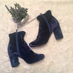 NWOB Carlos Santana blue velvet chunky bootie heel